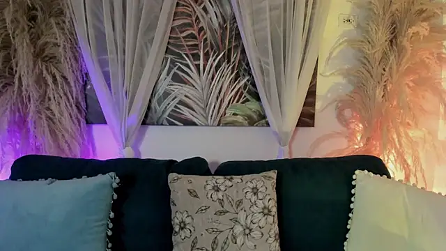 Nicolle W online show from 18, 4, 2026