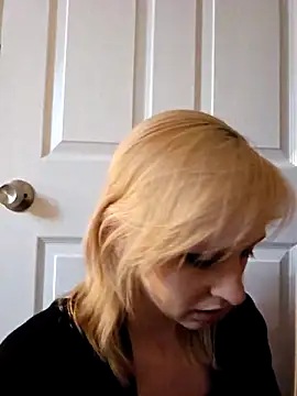 AmethystFoxx online show from 3, 3, 2025