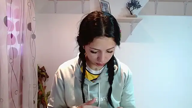 MadisonCambel online show from 12, 12, 2024