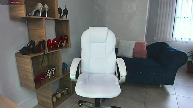 MissRhodes1 online show from 8, 9, 2025