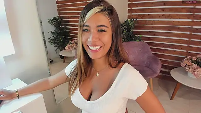 Snapshot of _MeganRain chatting on 5, 2, 2025 MeganRain online show from 5, 2, 2025