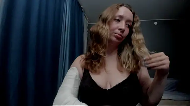 Snapshot of Eva_Rikchter chatting on 2, 7, 2026 Eva Rikchter online show from 2, 7, 2026