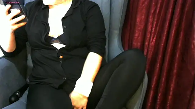 Snapshot of insatiableeee chatting on 11, 1, 2025 insatiableeee online show from 11, 1, 2025