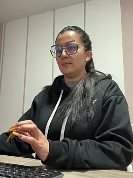 Snapshot of SWEETLILY18 chatting on 23, 12, 2024 SWEETLILY18 online show from 23, 12, 2024