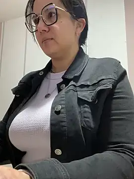 Snapshot of SWEETLILY18 chatting on 30, 12, 2024 SWEETLILY18 online show from 30, 12, 2024