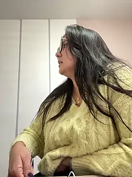 Snapshot of SWEETLILY18 chatting on 10, 1, 2025 SWEETLILY18 online show from 10, 1, 2025