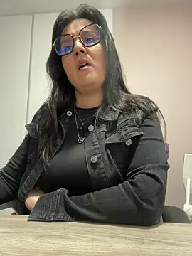 Snapshot of SWEETLILY18 chatting on 1, 2, 2025 SWEETLILY18 online show from 1, 2, 2025