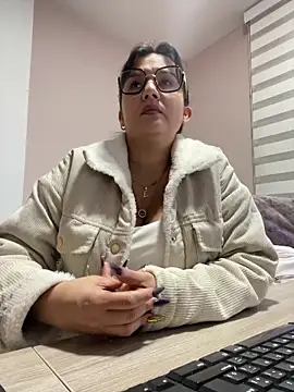 Snapshot of SWEETLILY18 chatting on 5, 2, 2025 SWEETLILY18 online show from 5, 2, 2025