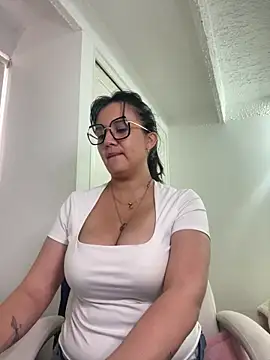 Snapshot of SWEETLILY18 chatting on 5, 2, 2025 SWEETLILY18 online show from 5, 2, 2025