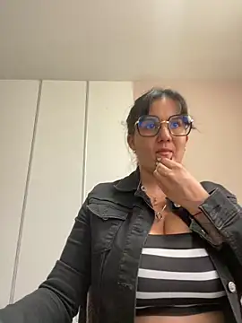 Snapshot of SWEETLILY18 chatting on 4, 3, 2025 SWEETLILY18 online show from 4, 3, 2025