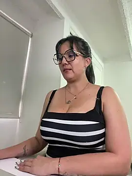 Snapshot of SWEETLILY18 chatting on 4, 3, 2025 SWEETLILY18 online show from 4, 3, 2025