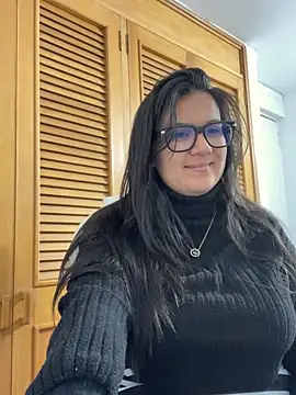 Snapshot of SWEETLILY18 chatting on 8, 9, 2025 SWEETLILY18 online show from 8, 9, 2025