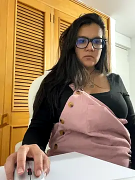 Snapshot of SWEETLILY18 chatting on 7, 10, 2025 SWEETLILY18 online show from 7, 10, 2025