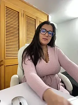 Snapshot of SWEETLILY18 chatting on 8, 10, 2025 SWEETLILY18 online show from 8, 10, 2025