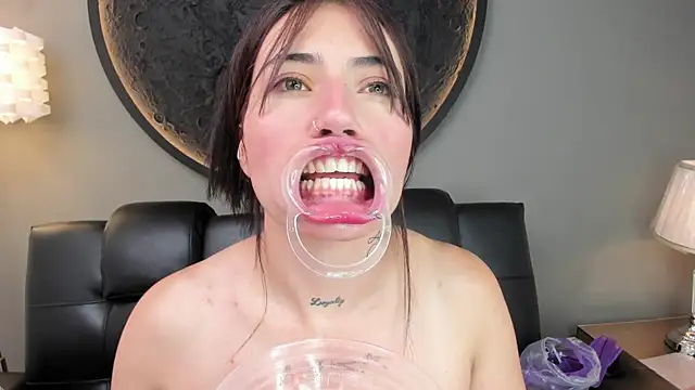 miss sharlotte18 online show from 25, 1, 2025