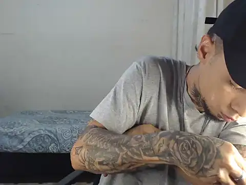 Snapshot of emiliano_hottt chatting on 26, 1, 2025 emiliano hottt online show from 26, 1, 2025