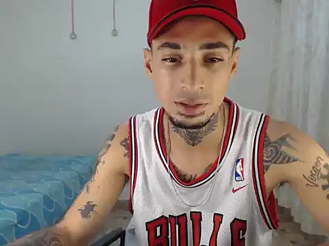 Snapshot of emiliano_hottt chatting on 5, 12, 2025 emiliano hottt online show from 5, 12, 2025