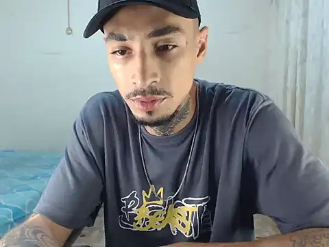 Snapshot of emiliano_hottt chatting on 15, 12, 2025 emiliano hottt online show from 15, 12, 2025
