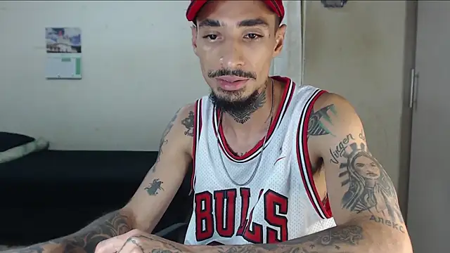 Snapshot of emiliano_hottt chatting on 28, 4, 2026 emiliano hottt online show from 28, 4, 2026