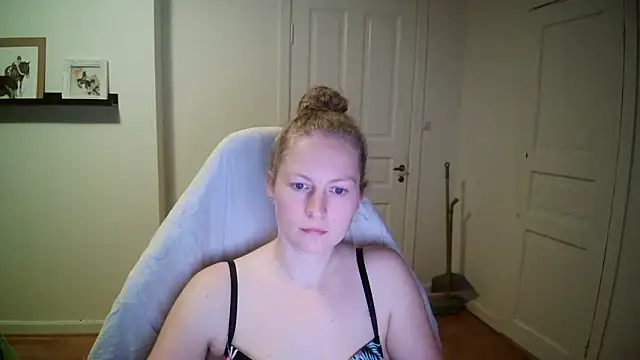 Girlnina-1995 online show from 16, 10, 2025