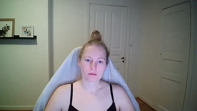 Girlnina-1995 online show from 21, 10, 2025