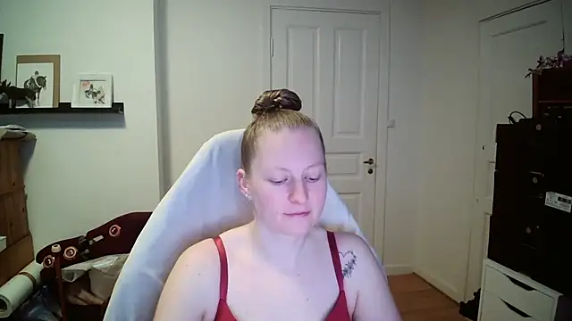 Girlnina-1995 online show from 19, 2, 2026