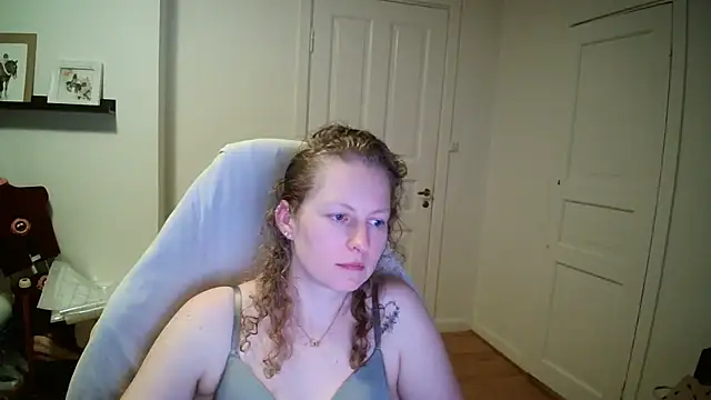 Girlnina-1995 online show from 18, 3, 2026