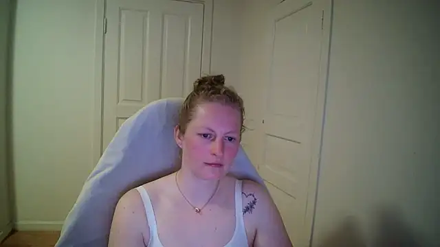 Girlnina-1995 online show from 21, 4, 2026