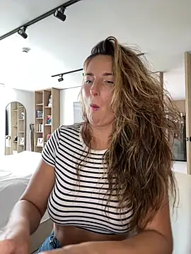 Snapshot of Thescorpionfr chatting on 17, 2, 2026 Thescorpionfr online show from 17, 2, 2026