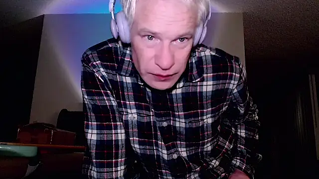 Snapshot of Snarfle82 chatting on 26, 10, 2025 Snarfle82 online show from 26, 10, 2025