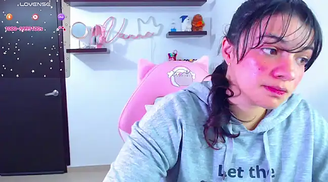 Snapshot of Vannessa__Shy chatting on 5, 2, 2025 Vannessa Shy online show from 5, 2, 2025