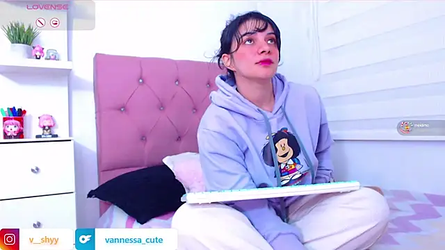 Snapshot of Vannessa__Shy chatting on 4, 10, 2025 Vannessa Shy online show from 4, 10, 2025