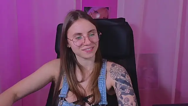 Snapshot of _AnnaStark_ chatting on 2, 2, 2025 AnnaStark online show from 2, 2, 2025