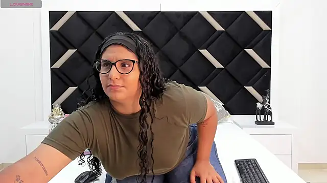 DanielleEvans  online show from 1, 3, 2025