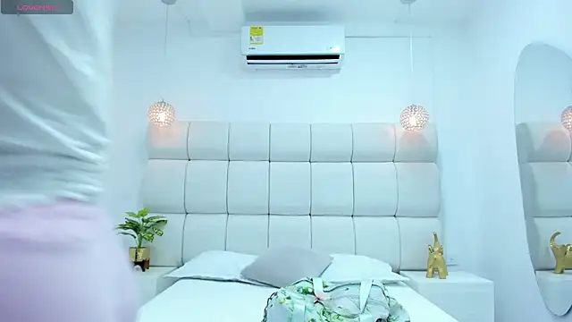 DanielleEvans  online show from 14, 11, 2025