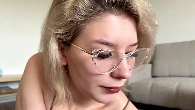 Snapshot of Love_plat1na chatting on 17, 6, 2026 Love plat1na online show from 17, 6, 2026