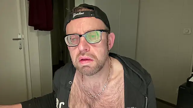 Snapshot of FABIOGLASSES chatting on 5, 1, 2025 FABIOGLASSES online show from 5, 1, 2025