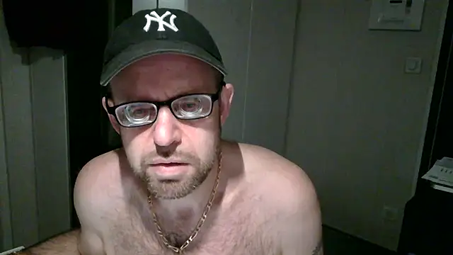 Snapshot of FABIOGLASSES chatting on 8, 9, 2025 FABIOGLASSES online show from 8, 9, 2025