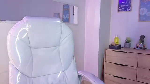 Snapshot of bluee_hazell chatting on 20, 4, 2026 bluee hazell online show from 20, 4, 2026