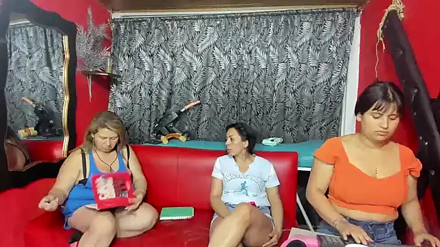 Snapshot of lesbiancuple chatting on 17, 1, 2025 lesbiancuple online show from 17, 1, 2025