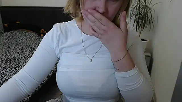 Snapshot of leeilawow chatting on 19, 4, 2026 leeilawow online show from 19, 4, 2026