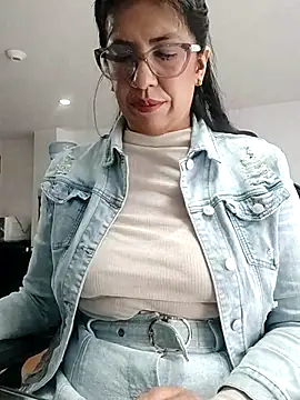 aisha latina online show from 17, 10, 2025