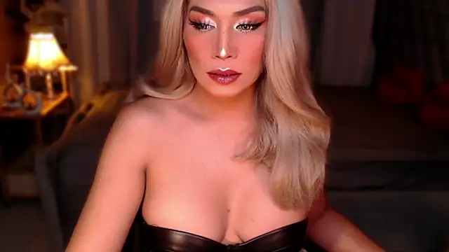 Snapshot of QUEEN_GIAMOORE69 chatting on 23, 5, 2026 QUEEN GIAMOORE69 online show from 23, 5, 2026