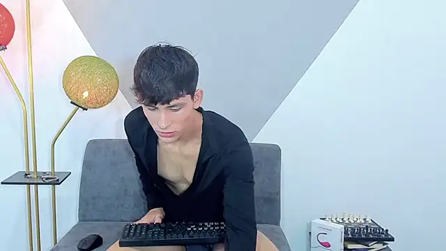 Snapshot of logan_thomas chatting on 6, 12, 2024 logan thomas online show from 6, 12, 2024