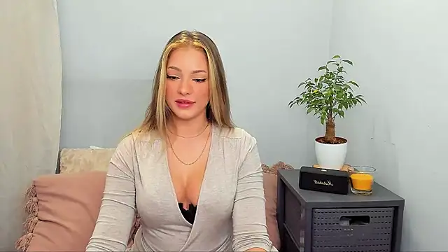 LilyBlondee online show from 27, 10, 2025