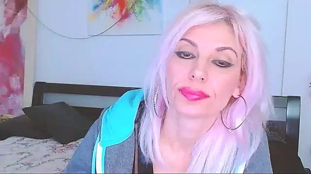 HoneyLara online show from 4, 3, 2025