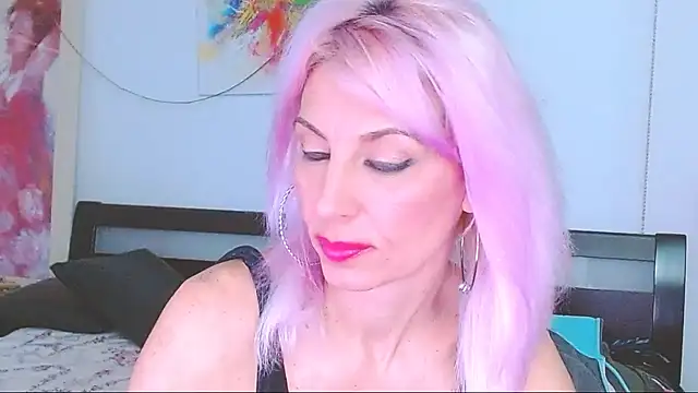 HoneyLara online show from 5, 3, 2025