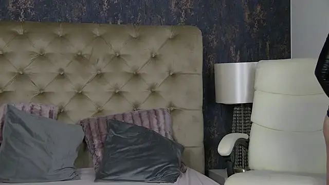 AriaRussell online show from 6, 4, 2026