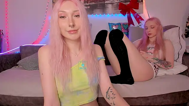 Snapshot of AlexRoseLiRed chatting on 12, 1, 2025 AlexRoseLiRed online show from 12, 1, 2025