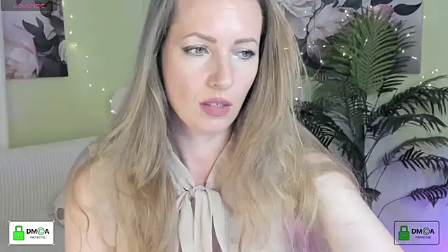 Snapshot of Queenymel chatting on 7, 6, 2026 Queenymel online show from 7, 6, 2026